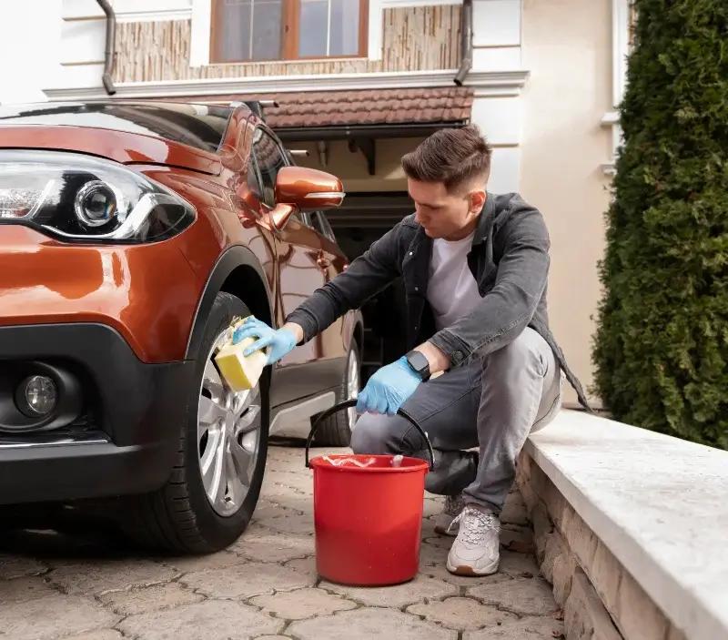 Lavage auto à domicile Grandrieu : professionnel intervenant sur un véhicule